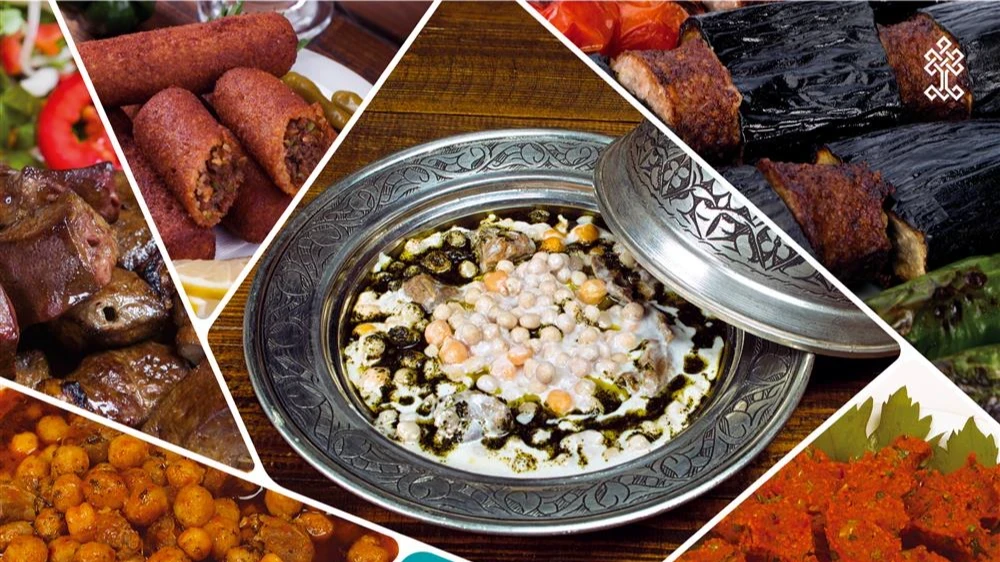 Gaziantep'in meşhur baklavaları ve Antep fıstıkları ile dolu bir masa.